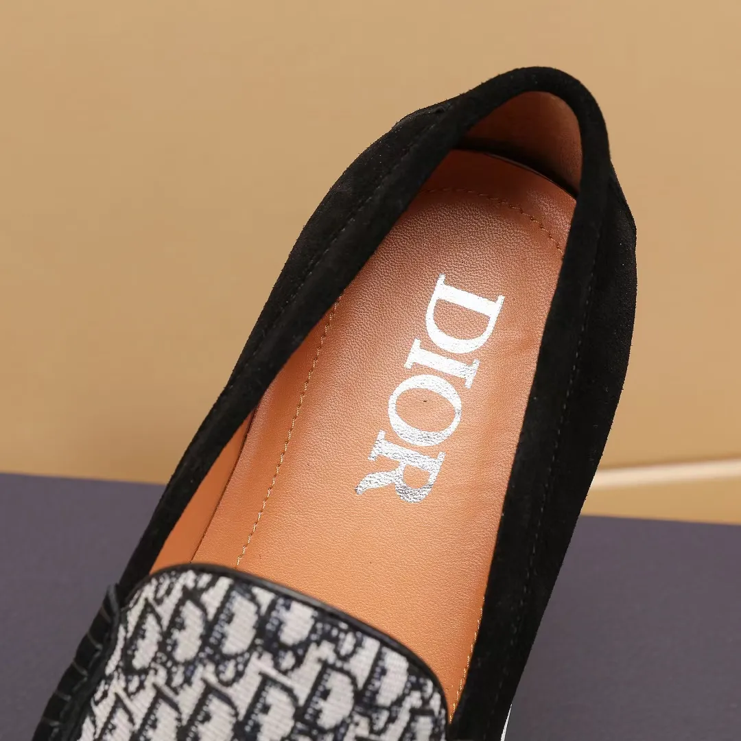 Men's Men's Shoes 💰400 [New Style] 🏍️🏍️Dior - This Dior Granville loafer is a casual dress shoe. Crafted from luxuriously soft beige suede, it features a beige Oblique print panel on the upper. The lightweight cream-white rubber sole is more sophisticated. The Dior Oblique pattern is engraved on the outsole to enhance the style, and the Dior logo is engraved on the back side. Adds elegance to any casual look.